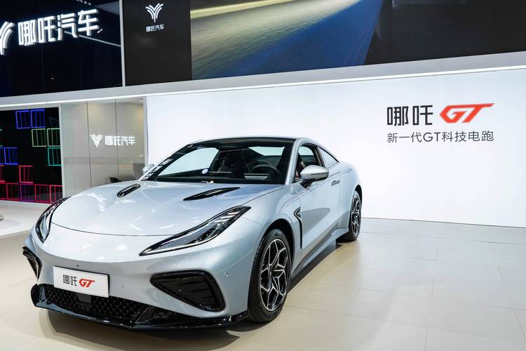 重庆27哪吒汽车在智能汽车领域的表现，领途汽车在新能源汽车市场中的影响力